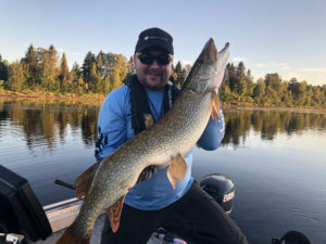 Kalastajan Kanavan Jyri Kuusisalo poseeraa ison hauen kanssa