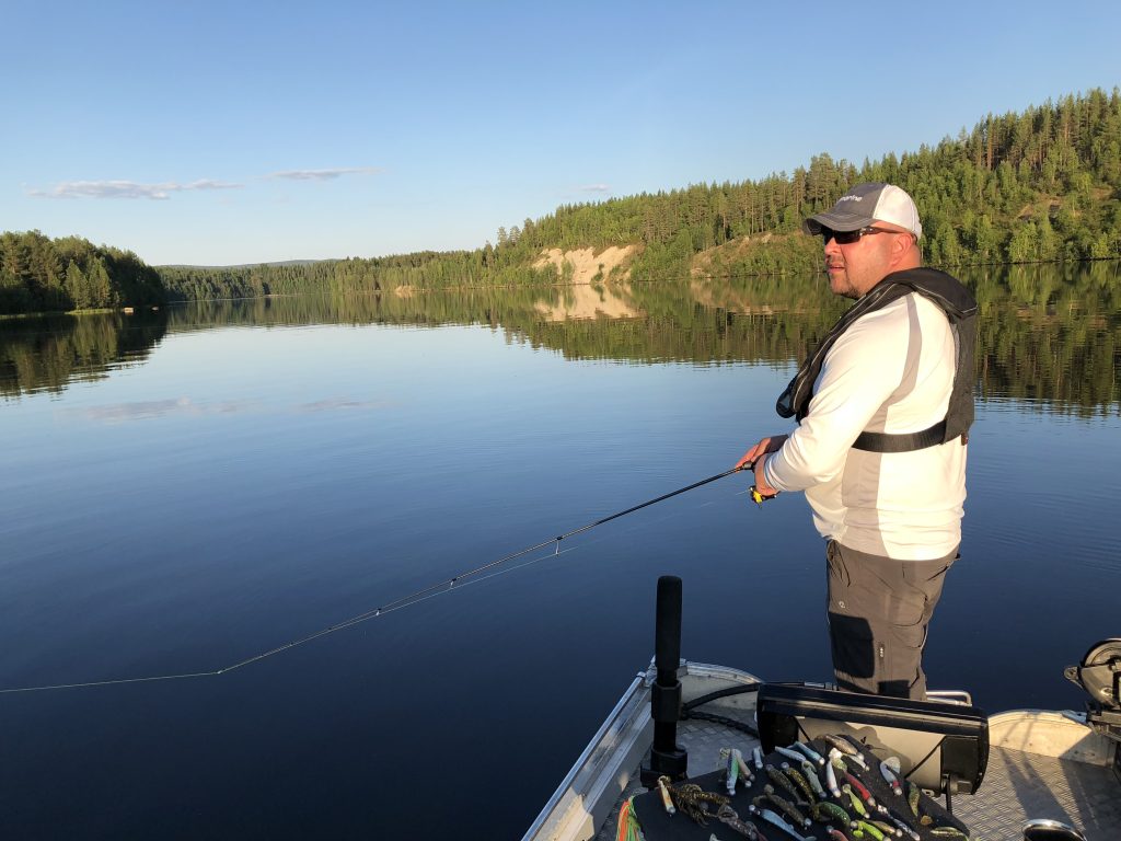 Kalastajan Kanavan Jyri Kuusisalo heittokalastamassa haukea