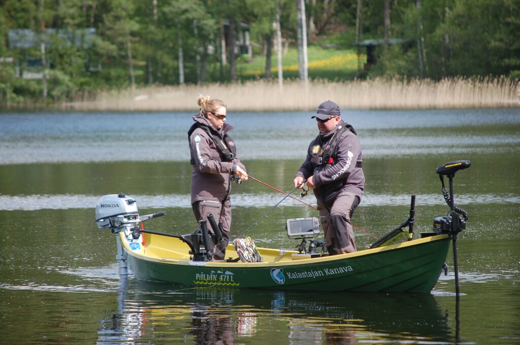 Kalastajan Kanavan Jyri ja Anne-Maarit heittokalastamassa soutuveneellä