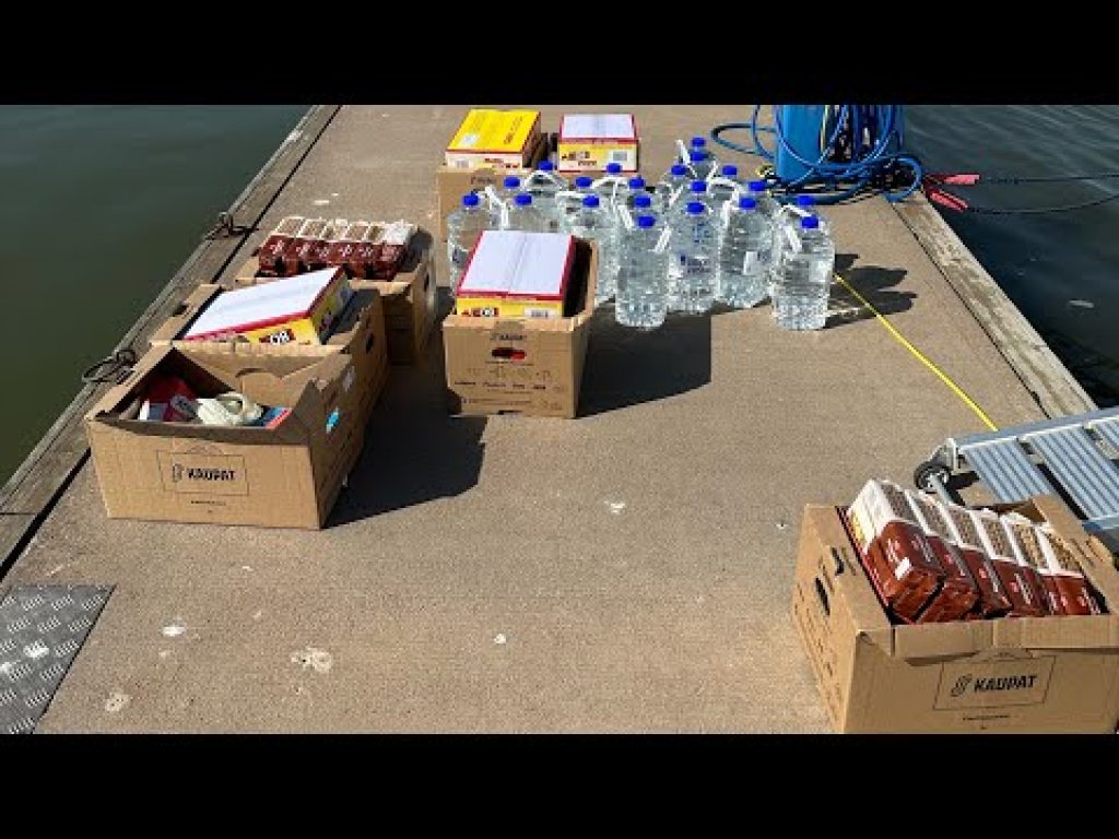 Päivä 1. Reissuun valmistelua purjeveneessä, ruokaostoksia, ym. Akkuvahdin asennus.